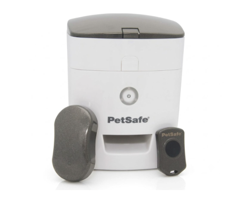 PetSafe Train 'n Praise™ Dog Potty Training System Automatic Treat Dispenser with Moisture Detection Pee Pads Kit